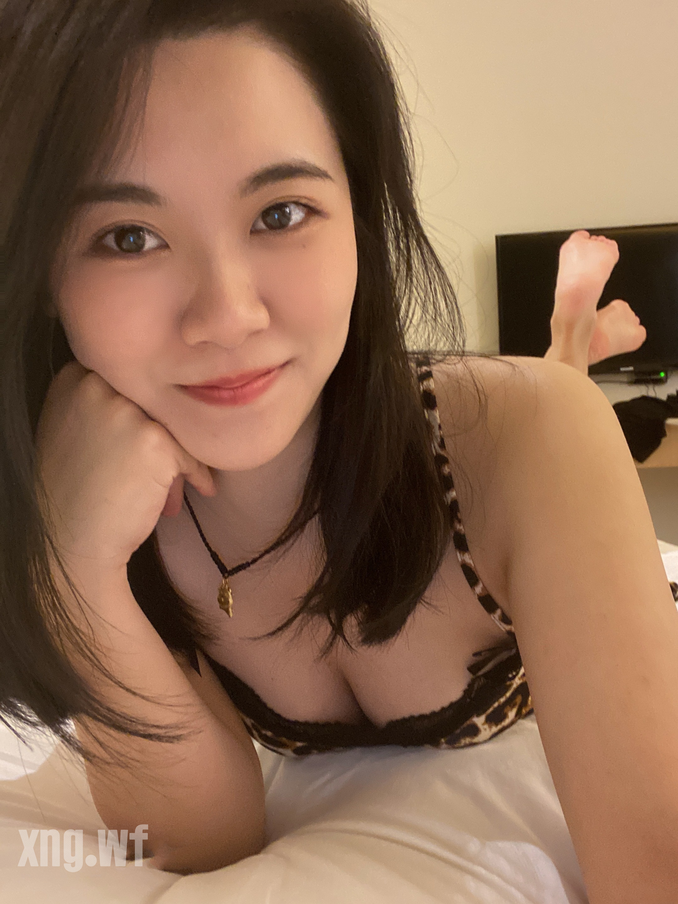 【苹果原相机云端泄密】顶级身材大奶御姐被金主调教成淫荡小母狗，露脸性爱自慰跪爬，超反差 [4P+7V/721MB]